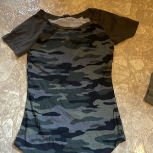 Splash right camo tee, Size small